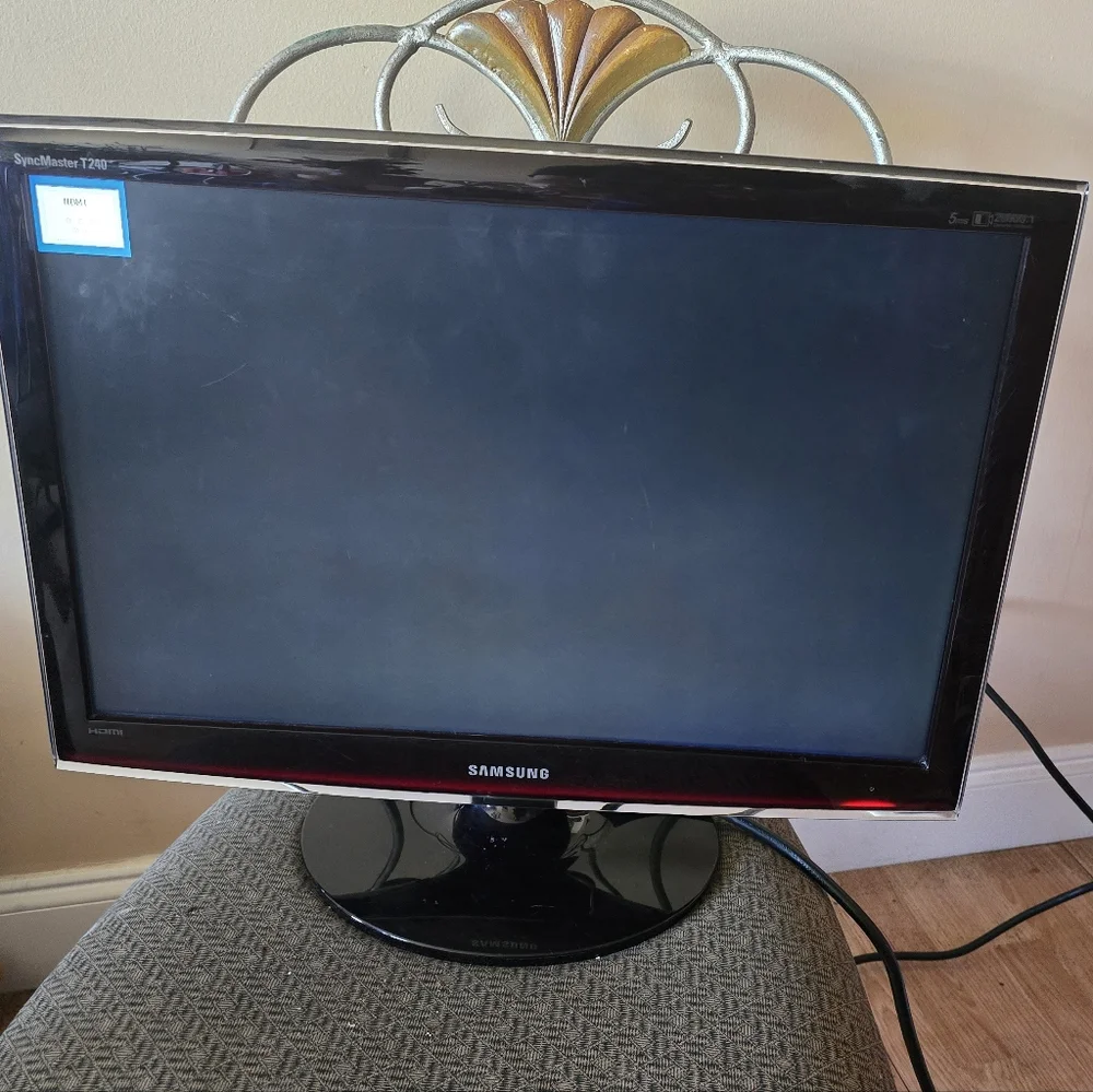 Samsung Syncmaster T240 LCD, Integrated ATSC tuner, with a 24-inch widescreen